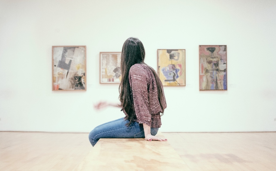 Comienza tu colección de arte con poco presupuesto. (Imagen: Unsplash).