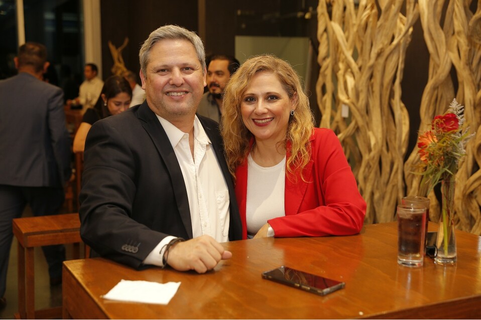 Javier Flores y Ana de Flores. FOTO: DANIEL SALDÍVAR
