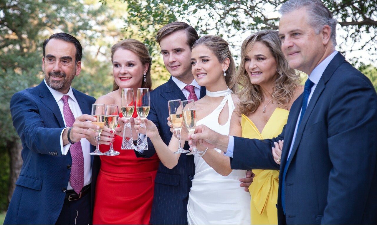 Los novios en el brindis junto a sus papás  / Foto: René Urdiales