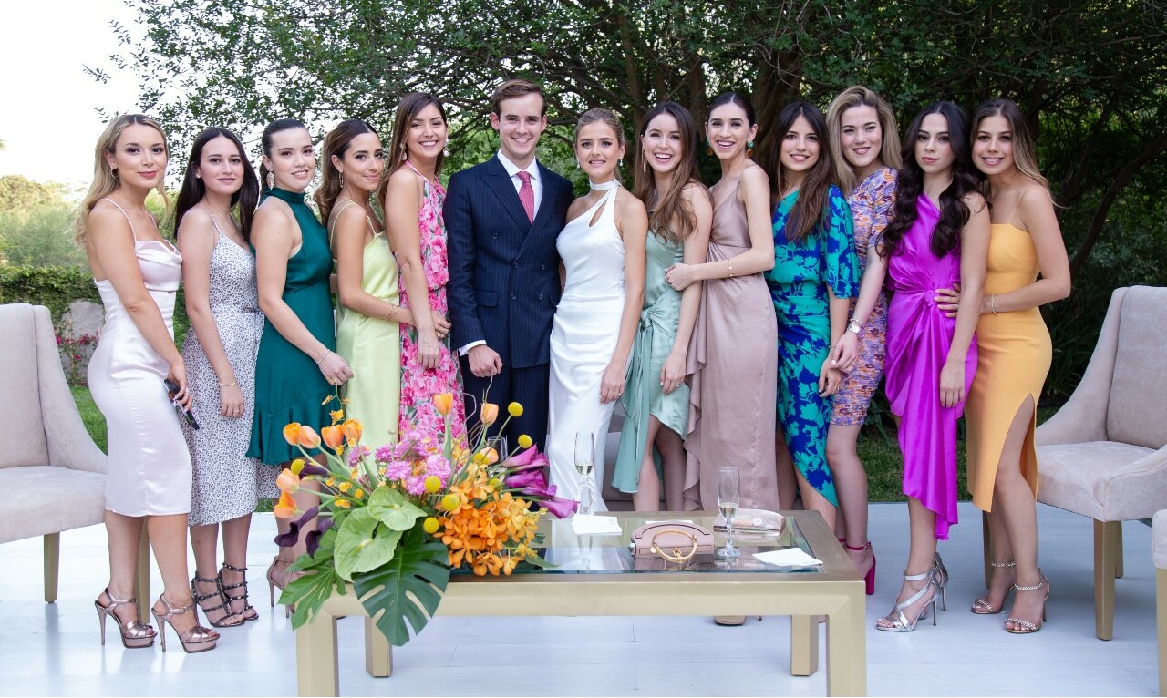 Los novios junto a un grupo de amigas / Foto: René Urdiales