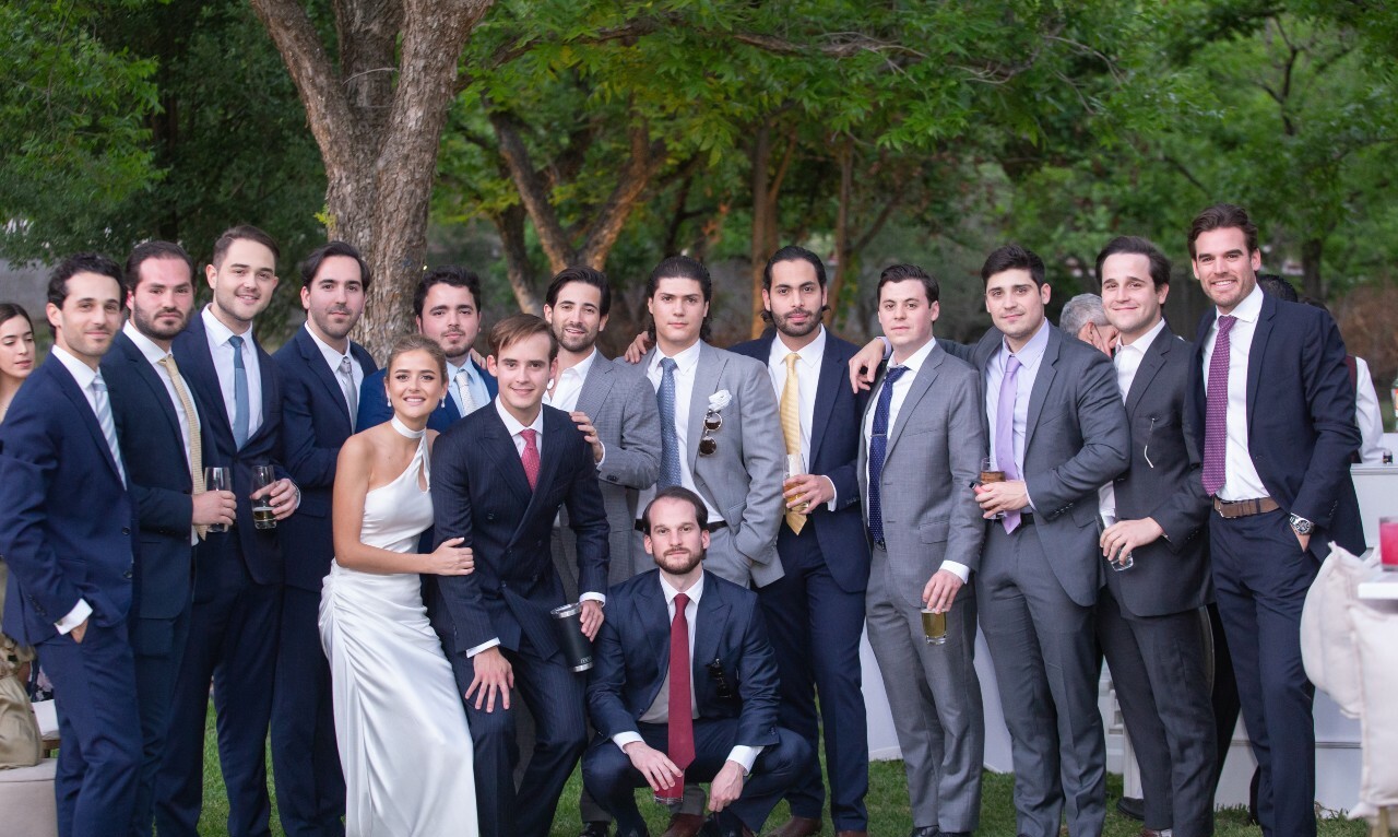Los novios acompañados por sus mejores amigos / Foto: René Urdiales