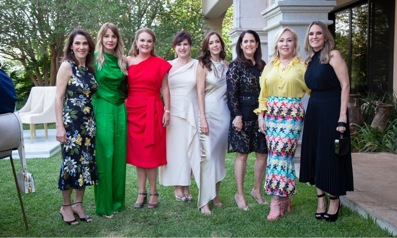 Cata Jiménez de Hinojosa junto a un grupo de amigas / Foto: René Urdiales
