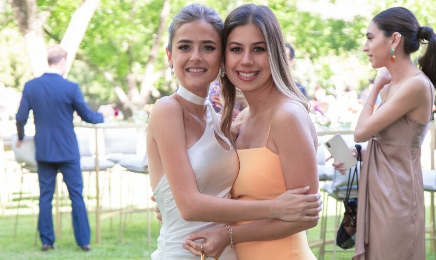 La novia junto a Dina de Salinas / Foto: René Urdiales