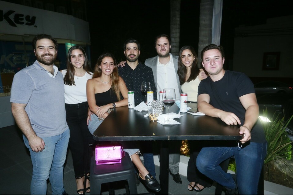 César Mireles, Claudia García, Renata Baigts, Diego Arizpe, Ricardo Cisneros, Alejandra Zañudo y Patricio Cisneros.  FOTO: OMAR VALDEZ
