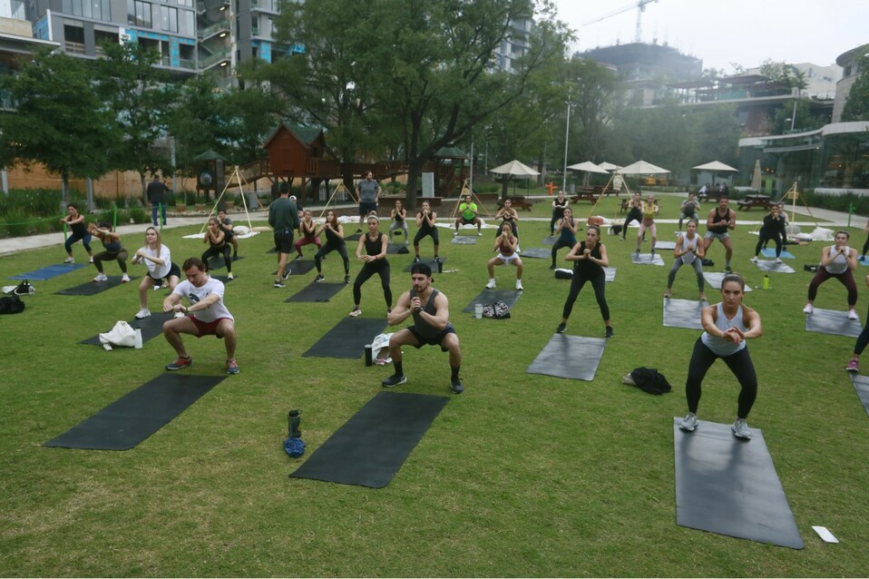 La clase se realizó en los jardines de Parque Arboleda.  FOTO: OMAR VALDEZ