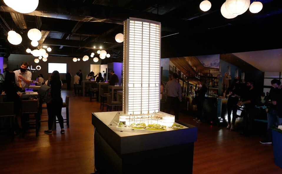 Durante el coctel, los invitados pudieron apreciar la maqueta del proyecto / Fotos: Daniel Saldívar