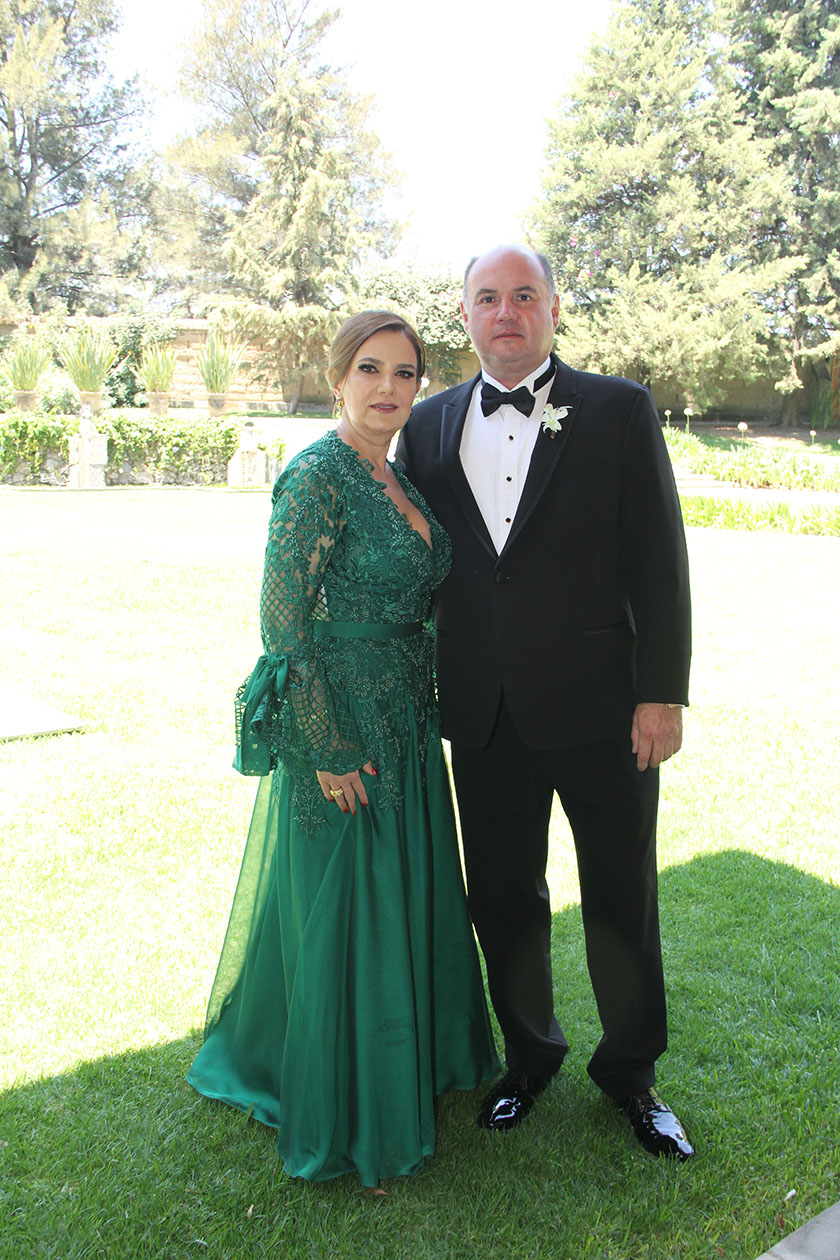 Cynthia Fernández Borrego y Pedro Martínez Vázquez. Papás del novio