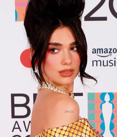 Dua Lipa y su vestido amarillo en los BRIT Awards 2021