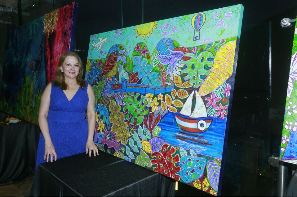 Romelia Elizondo junto a su obra Aire Libre / Foto: Omar Valdez