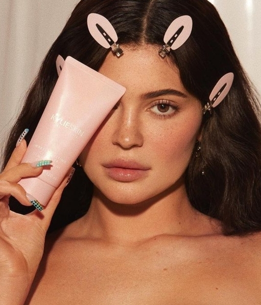 Kylie Jenner tendrá su línea de trajes de baño, y celebra en bikini (Foto: Instagram)
