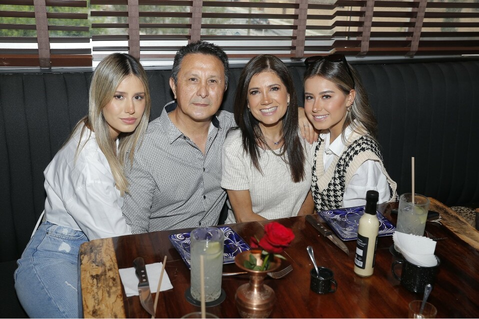 Andrea Vallejo, Gerardo Vallejo, Nanis de Vallejo y  Paulina Vallejo. FOTO: STAFF CHIC