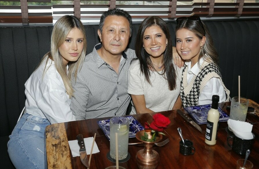 Andrea Vallejo, Gerardo Vallejo, Nanis de Vallejo y  Paulina Vallejo. FOTO: STAFF CHIC