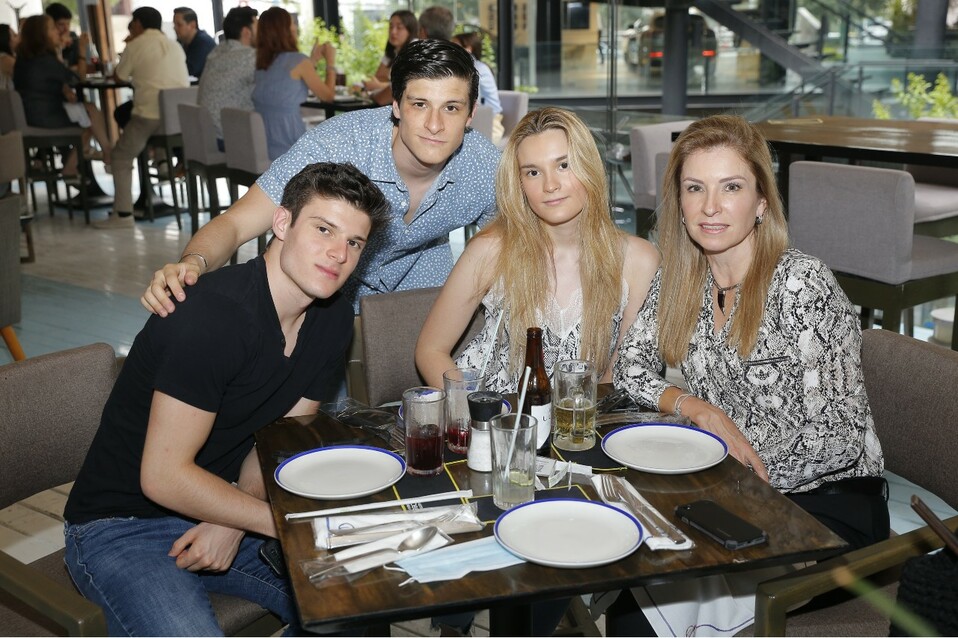Diego Hernández, Adrián Hernández, Claudia Hernández y Claudia Zorrilla. FOTO: STAFF CHIC