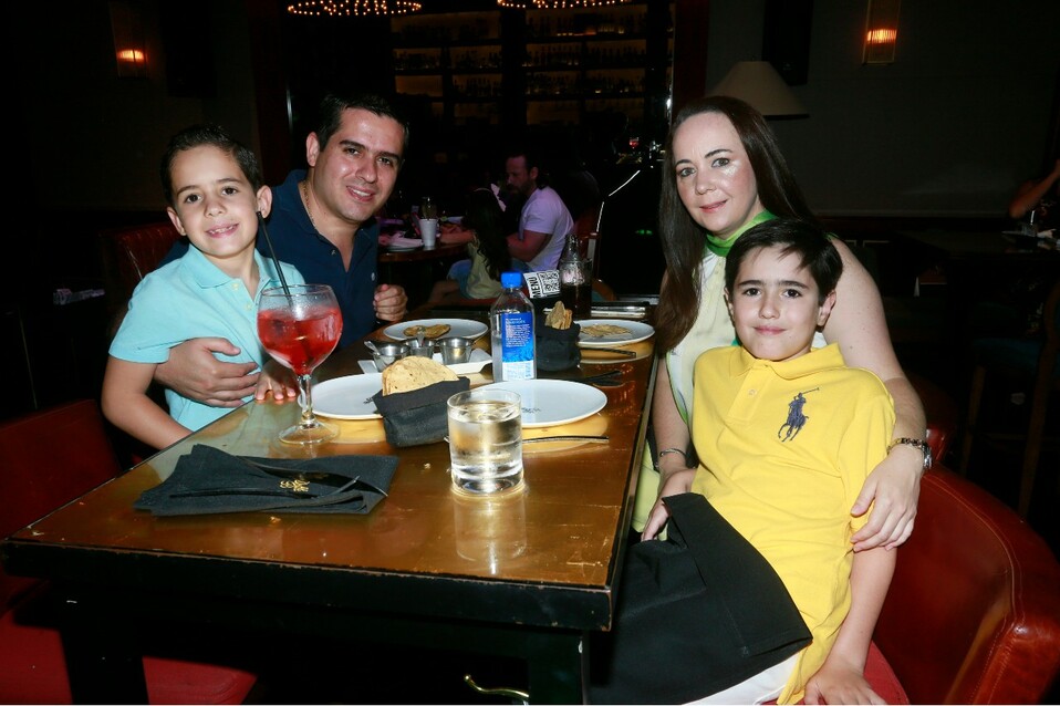 Diego Massieu, Ignacio Massieu, Gaby García de Massieu e Iker Massieu. FOTO: STAFF CHIC