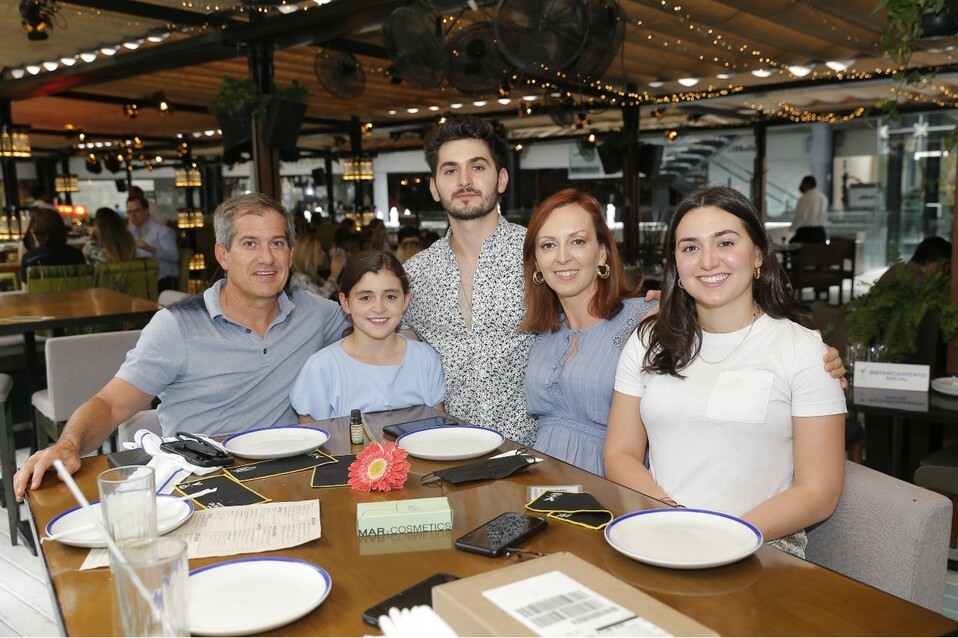 Ernesto Ortiz, Jimena Ortiz, Ana Lozano de Ortiz, Neto Ortiz y Ana Paula Ortiz. FOTO: STAFF CHIC