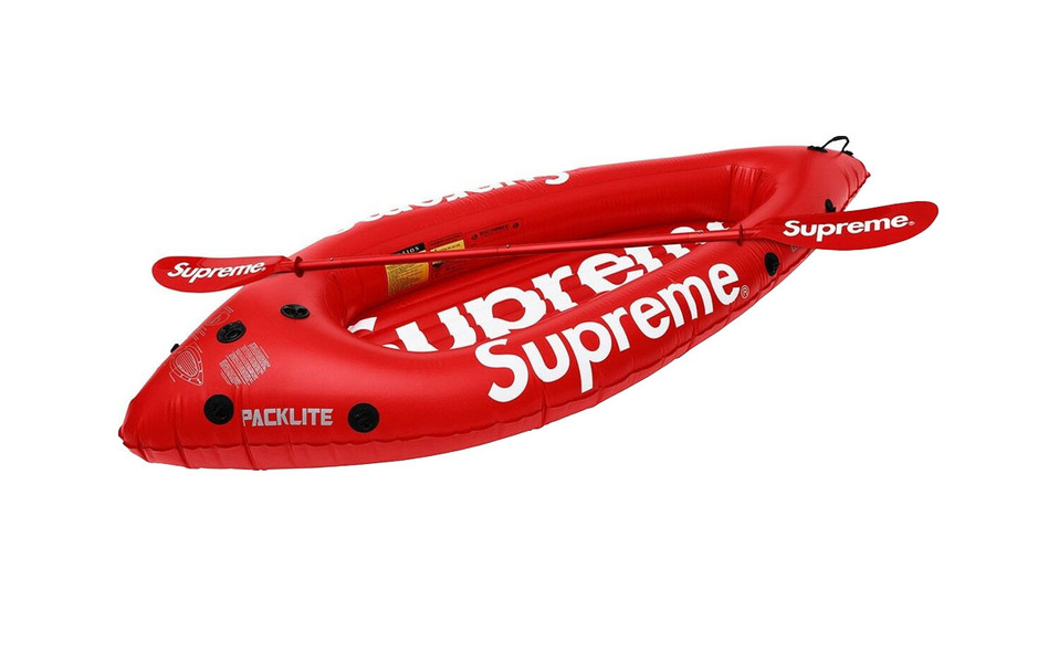 La firma de streetwear Supreme lanzó este kayak en su icónico color rojo, el cual incluye un equipo de bomba y remos a tono.
