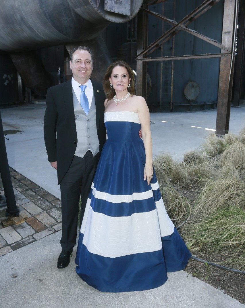 Jorge Reyes y Lorena Ballesteros de Reyes, papás de la novia. FOTO: STAFF CHIC