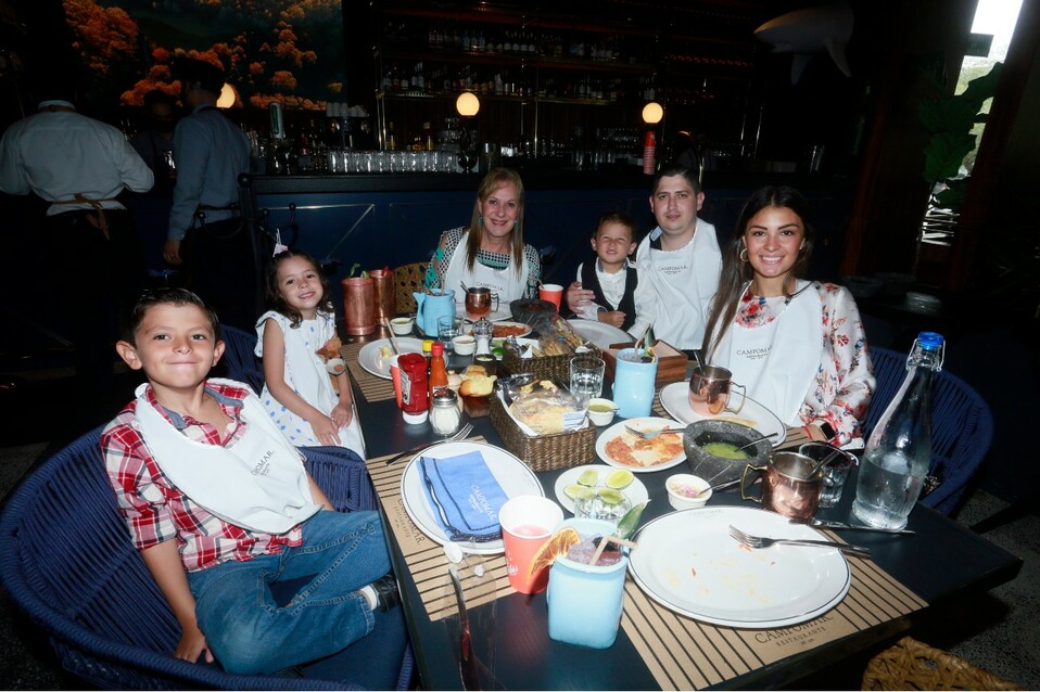 José Andrés Albo, Bárbara Albo, Mary Cepeda, Marcelo Albo, José Albo y Mariana Mahuad. FOTO: STAFF CHIC