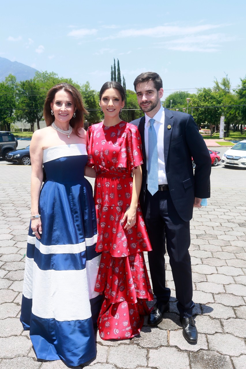 Lorena Ballesteros de Reyes, Cristina Fernández y Jorge Reyes. FOTO: STAFF CHIC