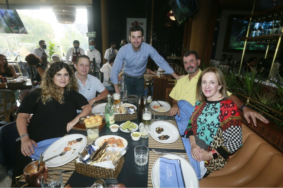 Mariana Andonie, Omar Garrido, Wadih Andonie, Wadih Andonie y Roxana Díaz de Andonie. FOTO: STAFF CHIC