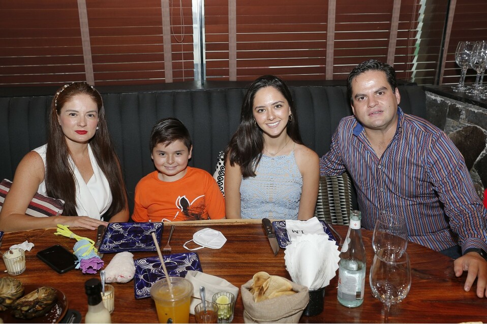 Marisol Romo, Gilberto López, Tamara López y Adrián Romo. FOTO: STAFF CHIC