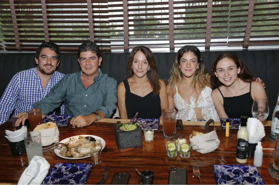 Mauricio Sepúlveda, Mauricio Sepúlveda, Laura Abramo, Diana Laura Sepúlveda y Elia González. FOTO: STAFF CHIC