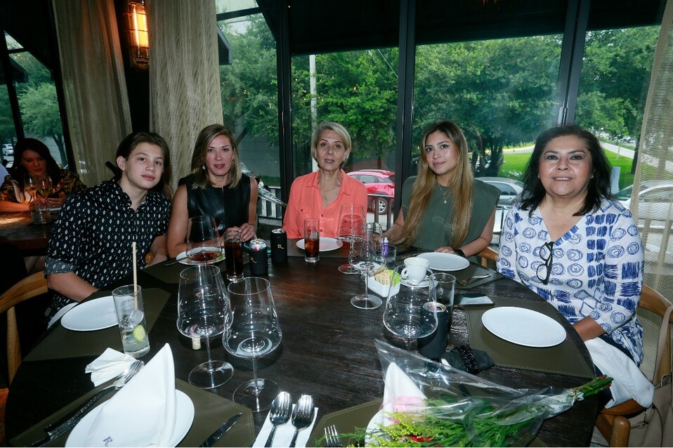 Maximiliano De la Torre, Pamela Enríquez, Ana María González, Gloria Barraza y Gloria Peña de Barraza. FOTO: STAFF CHIC