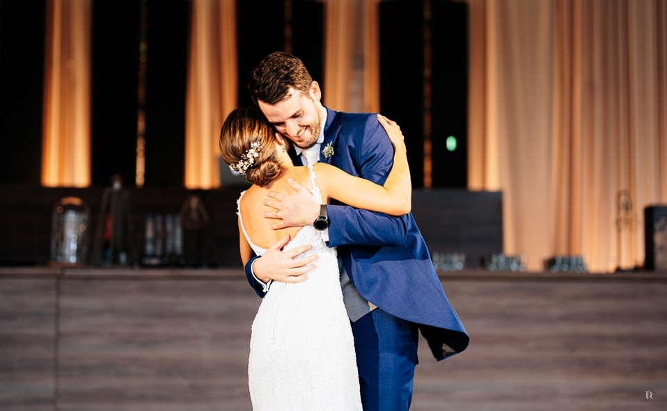 Los novios bailaron el tema Te Mando Flores de Fonseca