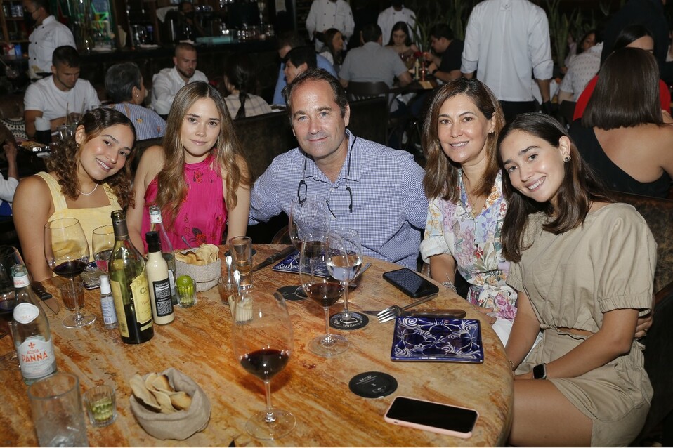 Paula Maiz, Andrea Maiz, Pablo Maiz,  Laura Garza de Maiz y Alejandra Maiz. FOTO: STAFF CHIC