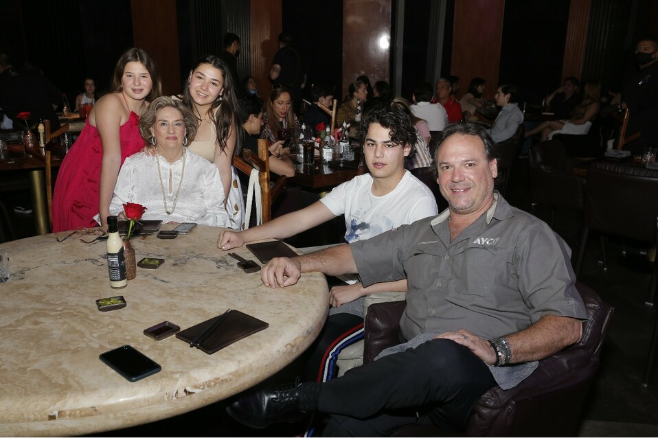 Tiziana Ayala, Romina Ayala, Yolanda de Ayala, Jerónimo Ayala y Rogelio Ayala. FOTO: STAFF CHIC