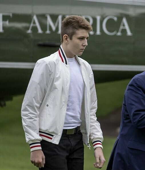 Barron Trump con sus padres / Twitter