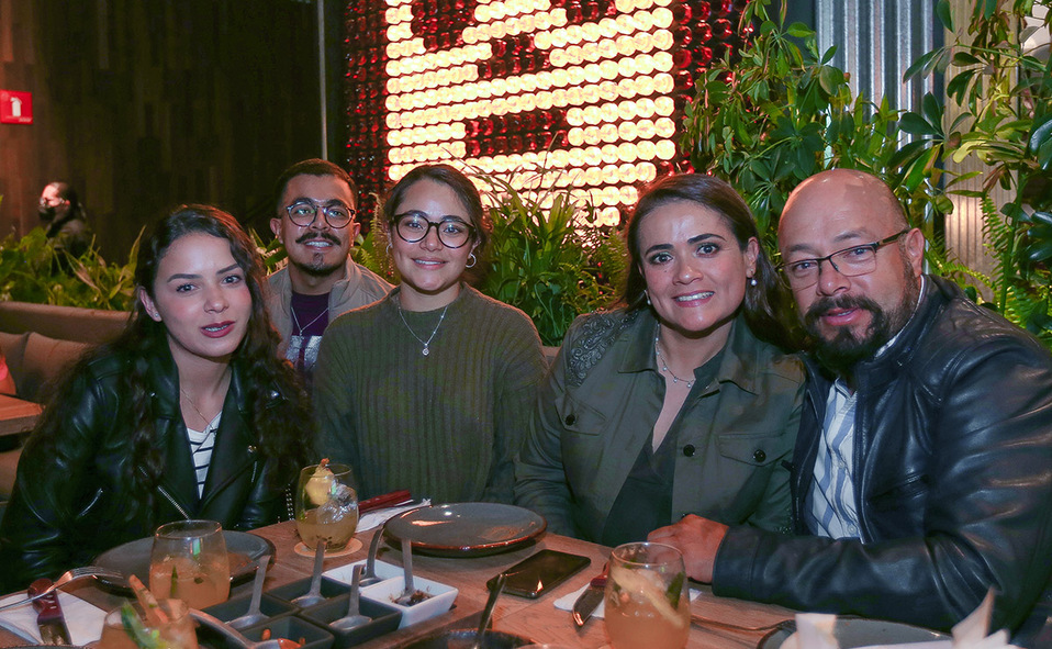 JANDRY BELLO, ORLANDO VARGAS, ROSARIO VARGAS, ESTRELLA GUADARRAMA Y ORLANDO VARGAS