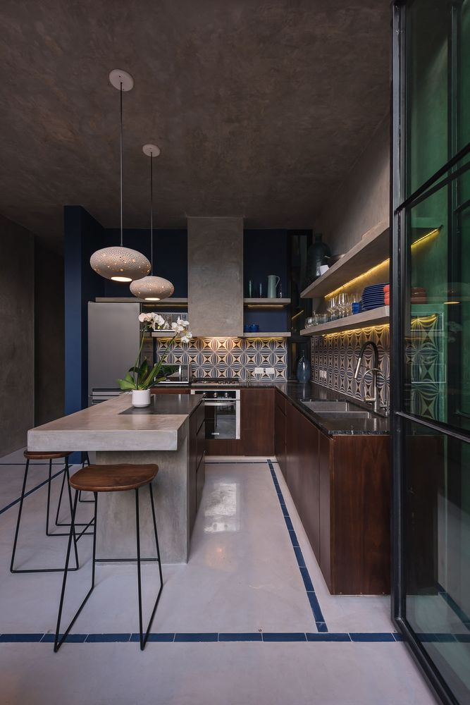 En la planta baja se encuentra un comedor de doble altura, cocina y una recámara con jardín interior y un estudio. (Foto: Tamara Uribe).