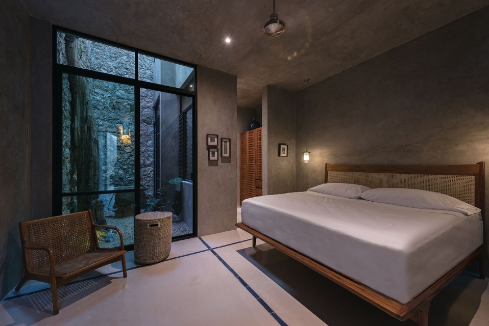 La recámara del prime nivel tiene acceso a un patio en una forma de llevar la naturaleza al interior. (Foto: Tamara Uribe).