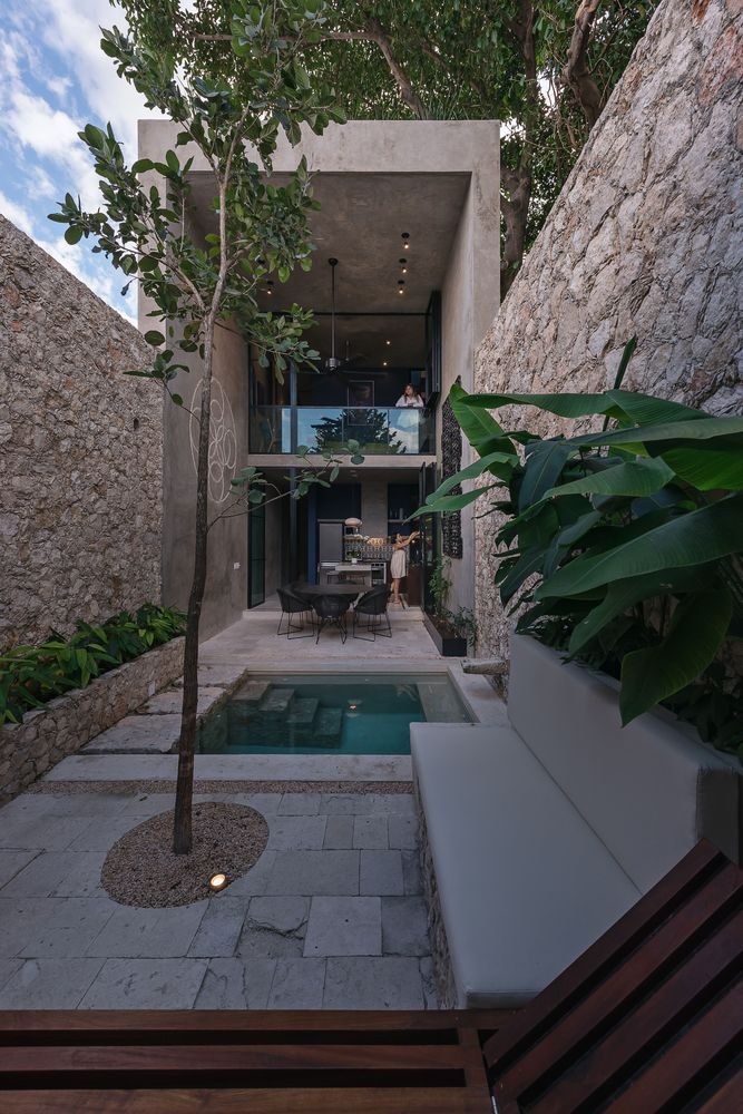 Este espacio de transición que conecta ambas partes de la casa alberga una pequeña piscina y un patio abierto con jardín. (Foto: Tamara Uribe).