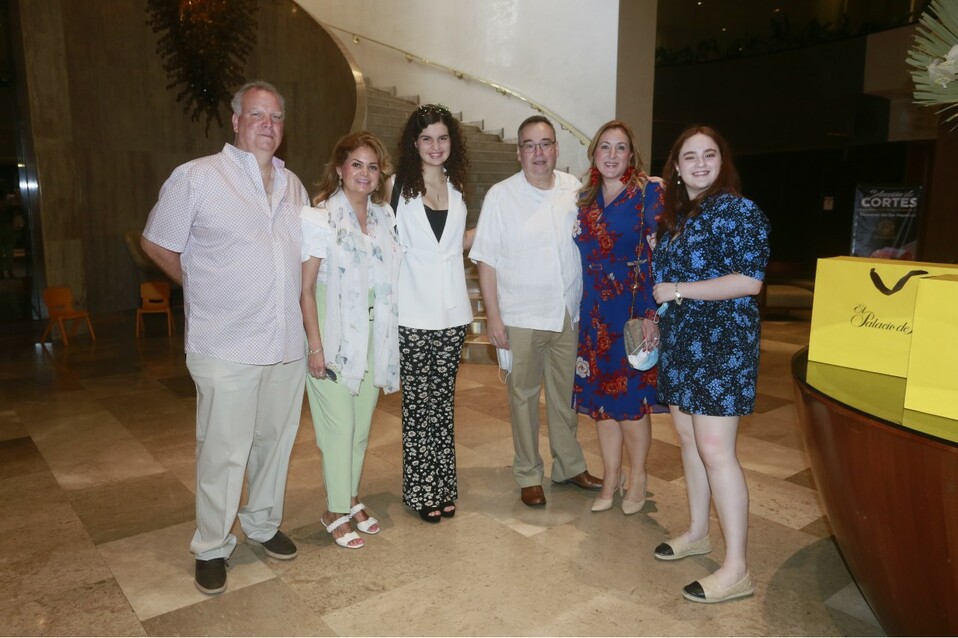 Adolfo Ortiz, Alba Sánchez de Ortiz, Alba Ortiz, Mónica Bichara de Rodríguez y Marisa Rodríguez. FOTO: OMAR VALDEZ