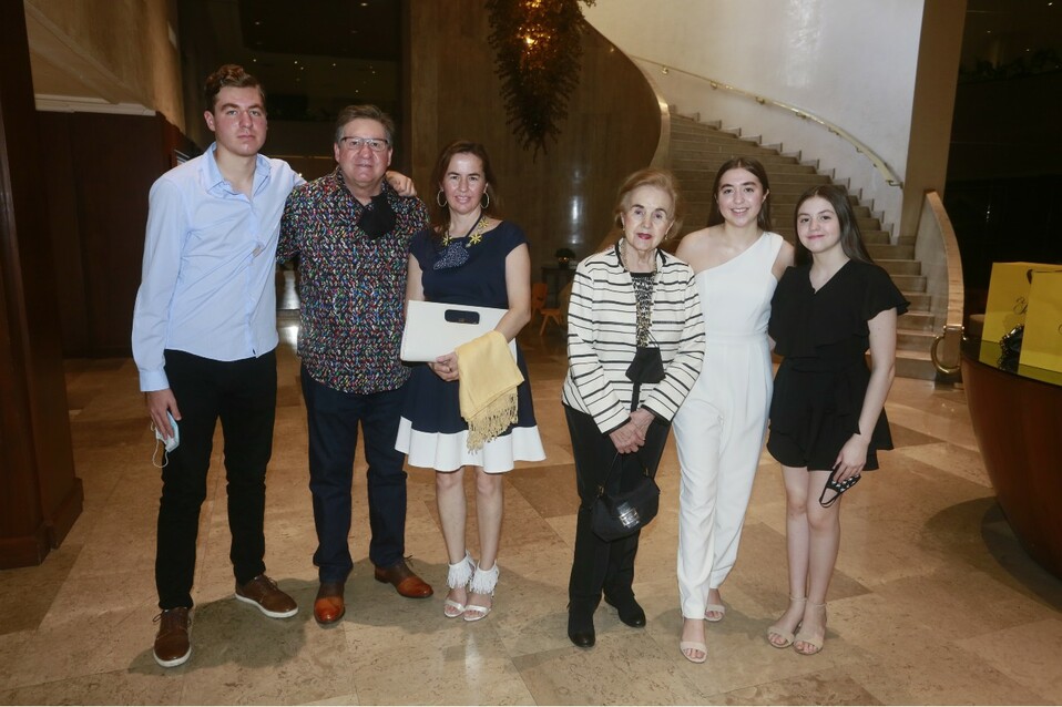 Alberto Santos, Mario Santos, Janeth Ravizé de Santos, María de Lourdes de Ravizé, Vanessa Santos y Anabella Santos. FOTO: OMAR VALDEZ