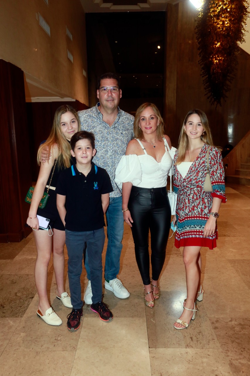Alexa González, Damián González, Fabián González, Érika Balboa y Pamela Bringas. FOTO: OMAR VALDEZ