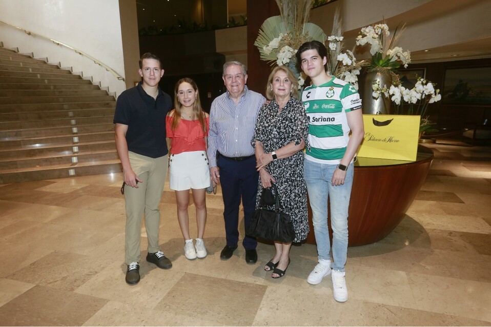 Daniel Mouret, Raquel Coronado, Juan de Dios Fernández, Conchita Villanueva de Fernández y Eugenio Mouret. FOTO: OMAR VALDEZ