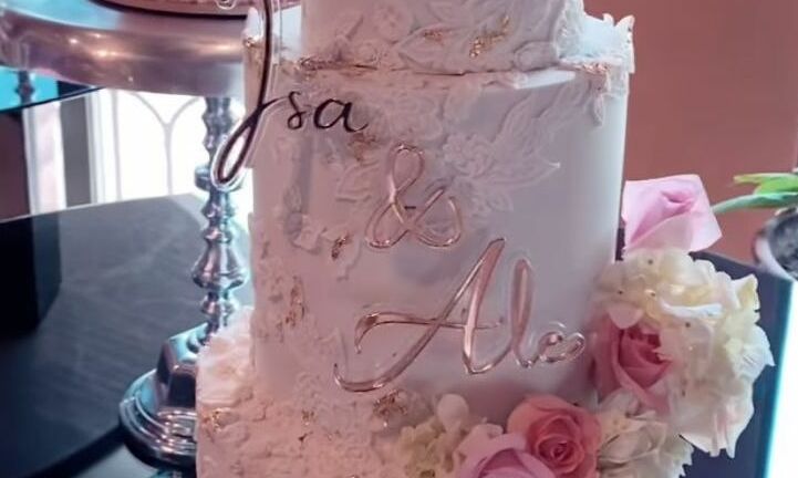 En el evento hubo tres pasteles personalizados en colores blanco y rosa de Brulee Pastelería creativa. FOTO: CORTESÍA