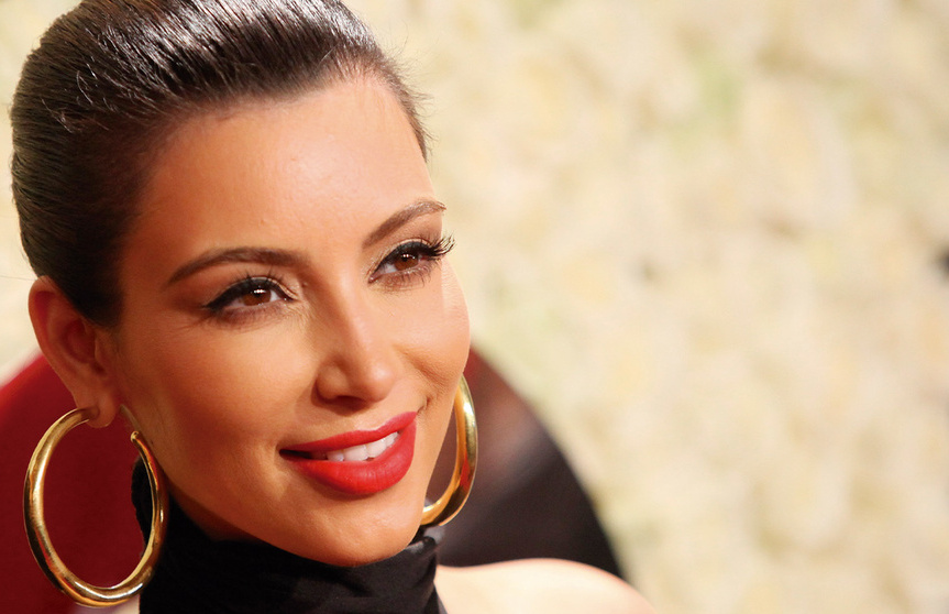 Kim Kardashian es criticada por usar aretes de religión hindú
