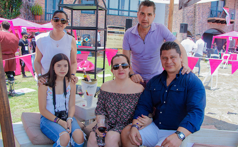ANDREA GONZÁLEZ, ARANZA CRUZ, ELIZABETH RUIZ, VICTOR HUEBER Y DANIEL CRUZ