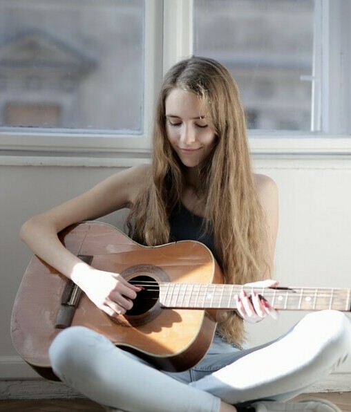 Aprender a tocar guitarra puede ayudar a evitar la demencia / Foto: Pexels