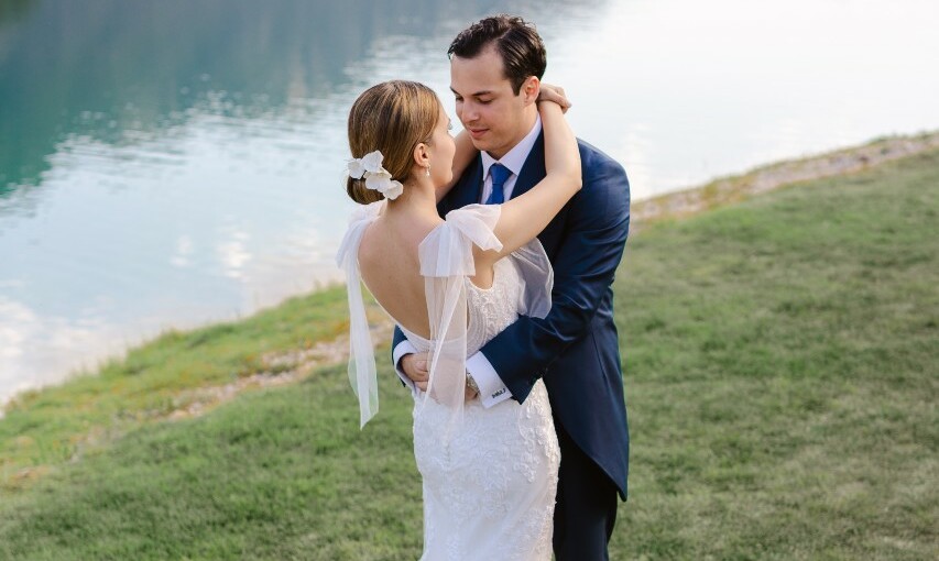 Andrea Romero y Mauricio González rodeados de la naturaleza / Foto: Meraki Weddings