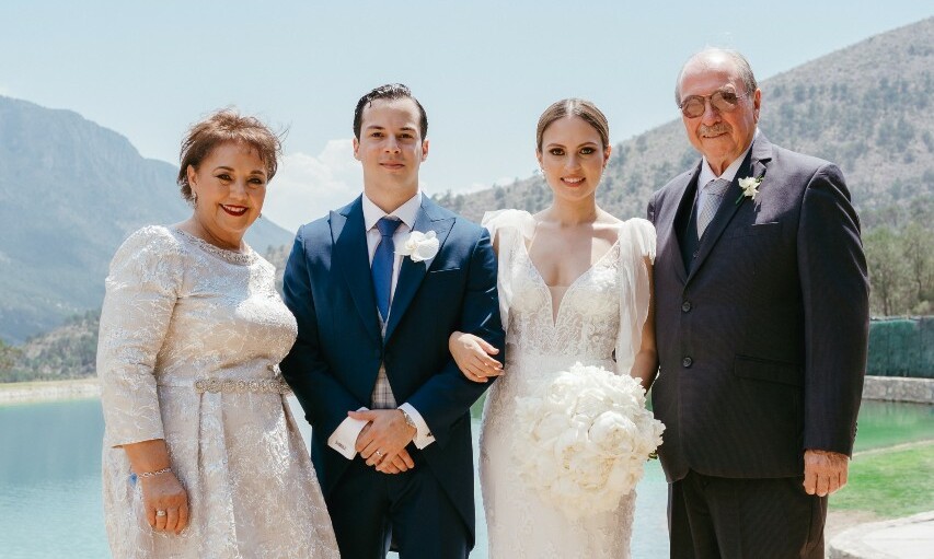 Rosa Irma Aguilar de Dávila, los novios y Gilberto Dávila / Foto: Meraki Weddings