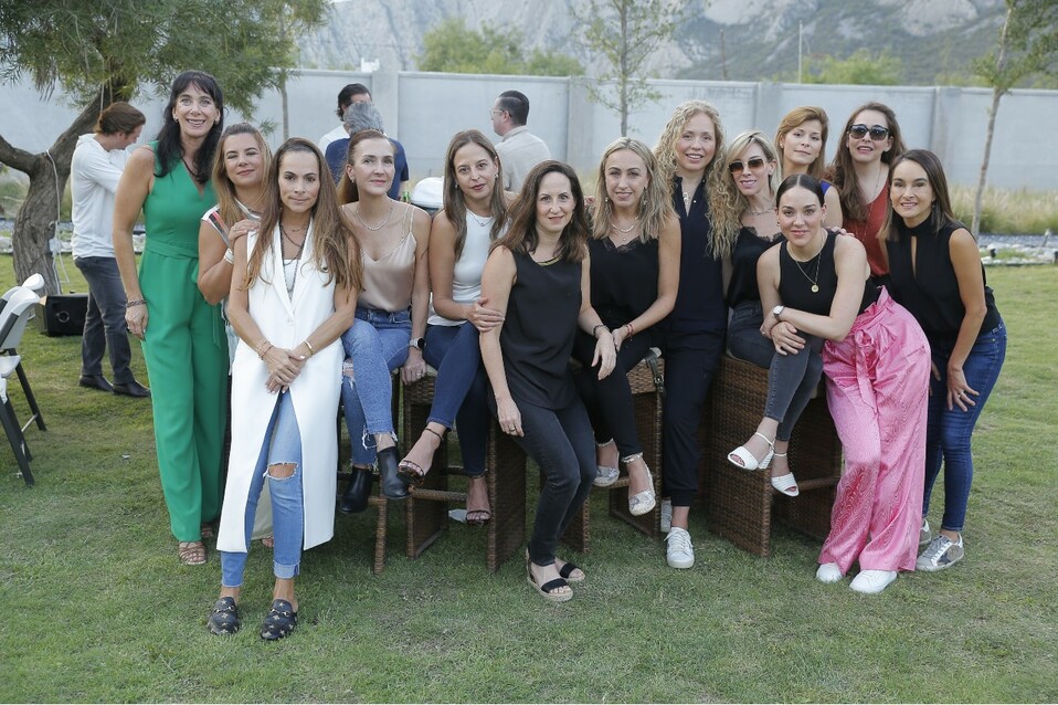 Cecilia Galvan, Cata Albuerne, Luly Suarez, Cristina de Torres, Lupita Sada, Daniela Garza, Cordelia Garza y Neto Elizondo.  FOTO: DANIEL SALDÍVAR