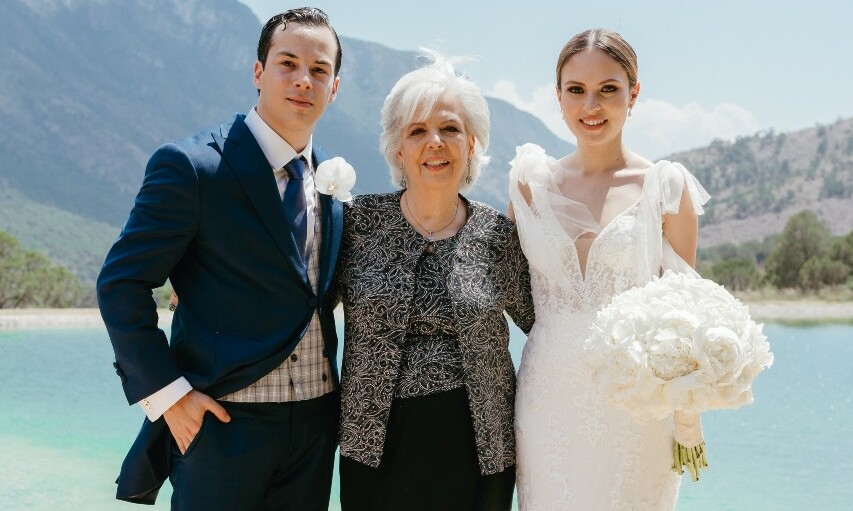 Irma De la Garza de Urquijo con los novios / Foto: Meraki Weddings