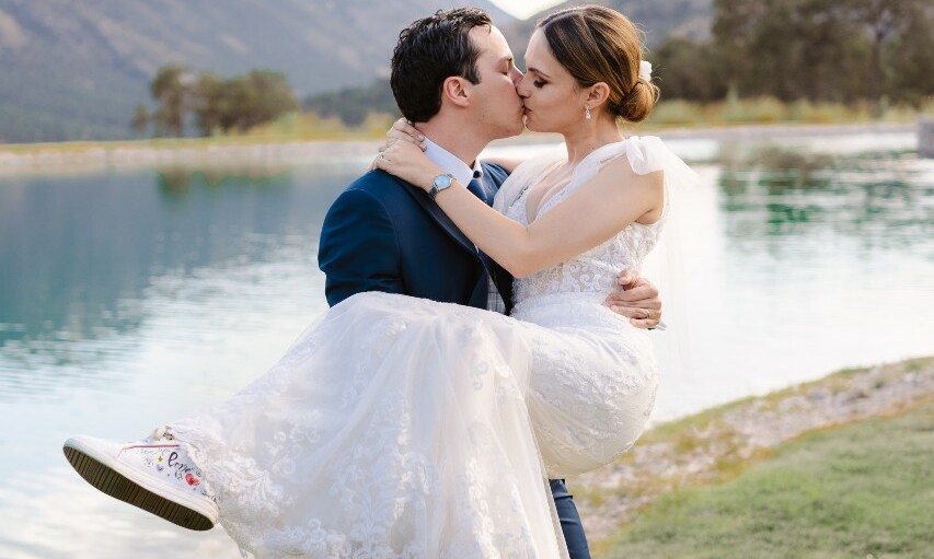 Andrea Romero y Mauricio González lucieron felices por su enlace / Foto: Meraki Weddings
