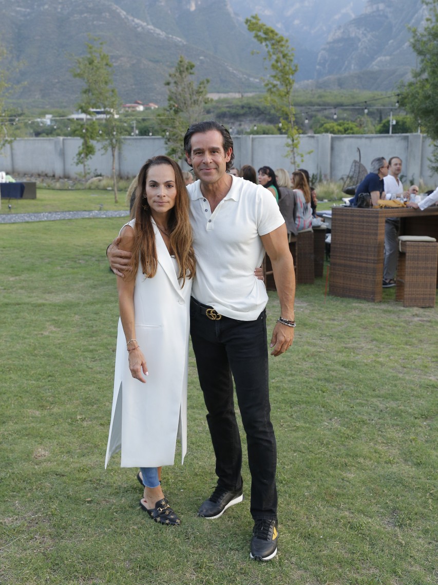 Fernanda García de Elizondo y el festejado.  FOTO: DANIEL SALDÍVAR