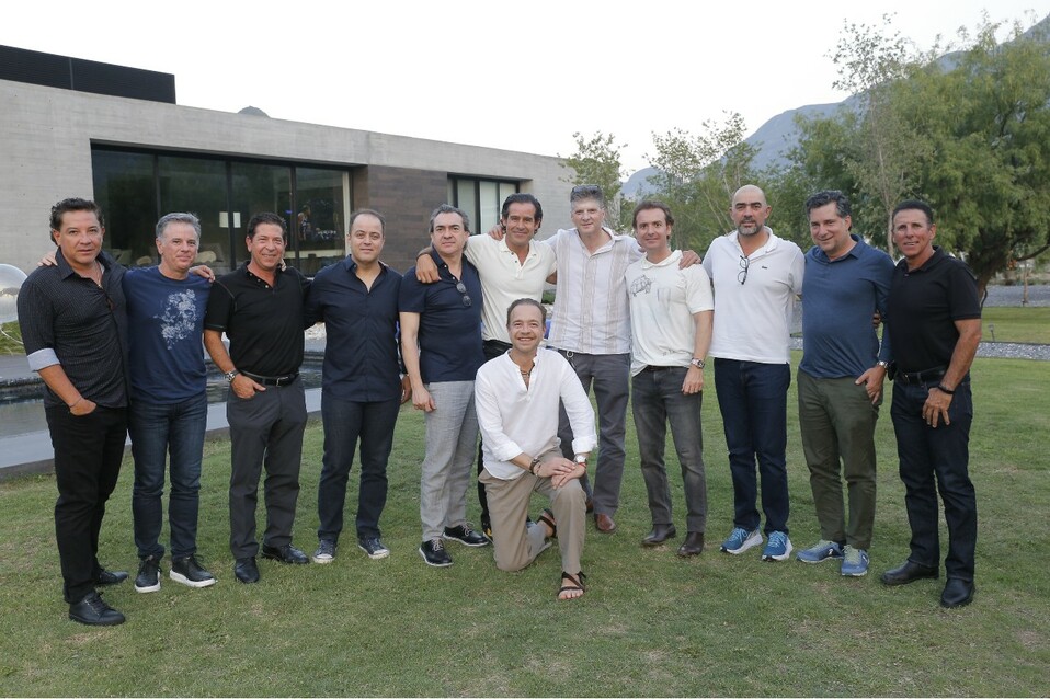 El festejado con un grupo de amigos.  FOTO: DANIEL SALDÍVAR